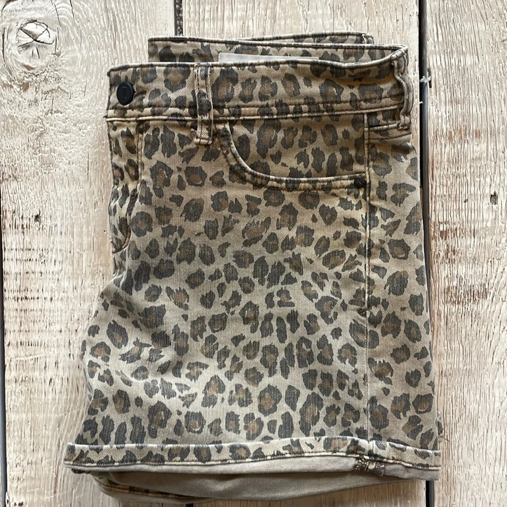Anthropologie Pilcro Hyphen
Cuffed Leopard Print Denim Shorts
Size 26 - Picture 10 of 12